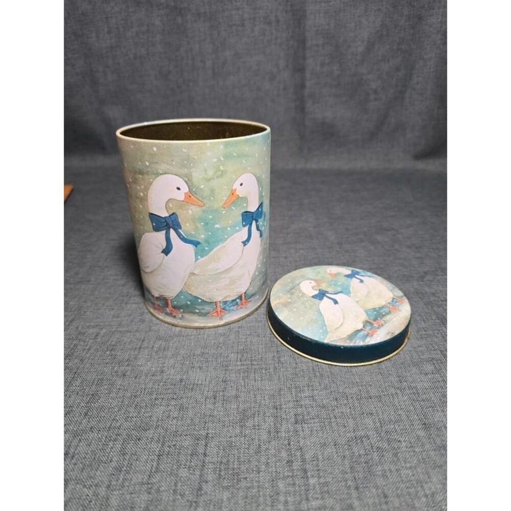 One vintage goose tin